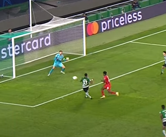 SaschaFltr's tweet photo. Nach seinem Kreuzschritt ist der Sidestep (Bild1-2) etwas unsauber. In den anderen beiden Bildern sieht man sehr gut wie er kaum Bodenkontakt hat, als der Ball aufs Tor kommt. Lieber nach dem Kreuzschritt einen kleineren Sidestep machen.

#SPOFRA #SGE #SGEuropa https://t.co/Xxrg2q2I5i