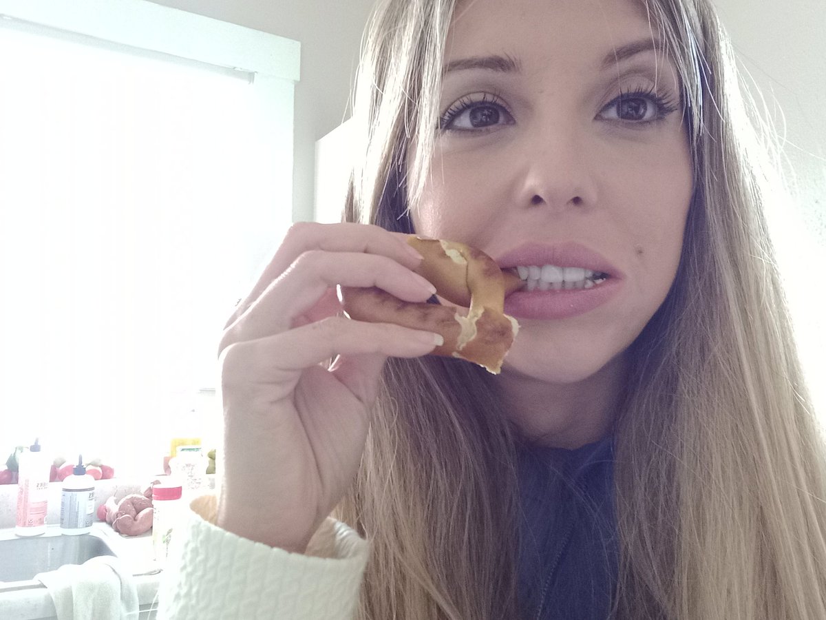 JosieFoxModel's tweet image. Yum