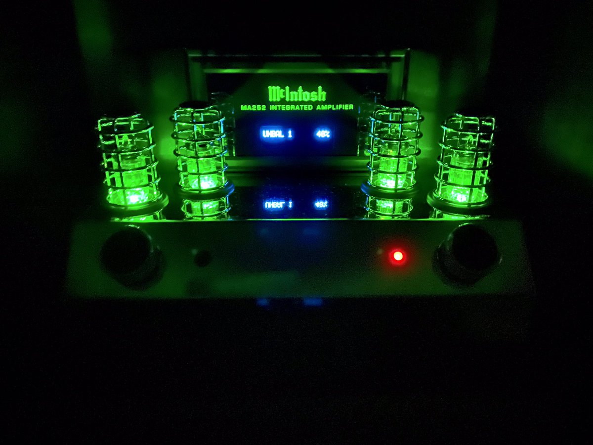 JF65EsiOHKK6rja's tweet photo. McIntosh MA252を納品していただきました。
一言で、大満足🥰
寝室で、小さな音で聴くもよし、
大きな音ではもっともっと良しで。
ちっちゃなJBLも元気に鳴ってます。
#mcintosh
#ma252 https://t.co/egCaRdgF2V