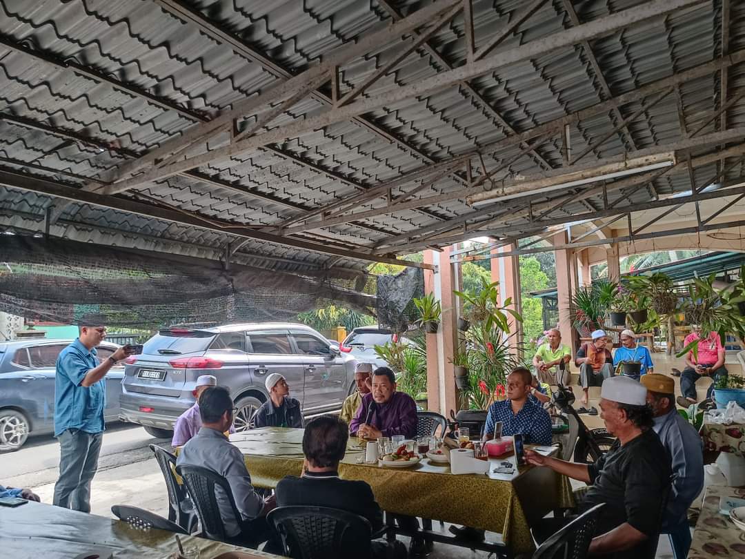 cheabdullah_dcl's tweet photo. Santai Pengerusi LPP Dato' Haji Che Abdullah bersama Ahli-ahli Peladang Unit Kg. Kelong di Kedai Seri Glass Cafe, Kg. Kelong, Tumpat. https://t.co/qm8cDLiH8v
