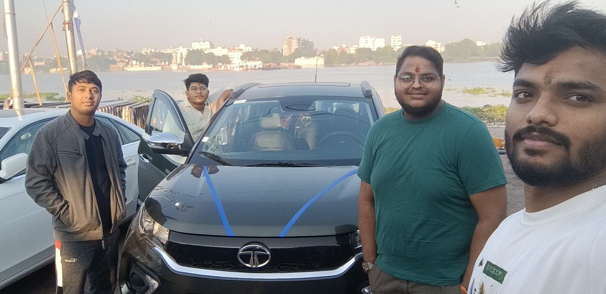 DhirajTripath12's tweet photo. A day with "Pankaj"
- today we went to take blessing from BABABOOTHNATH after long time.But we were late because of "Pankaj" #notpunctual .We travelled in "Pankaj's" New car #thankstowhitepowder.After taking blessing we went to #lakhan's #noupiaccepted #nocash. https://t.co/8vRdqhR0Xj