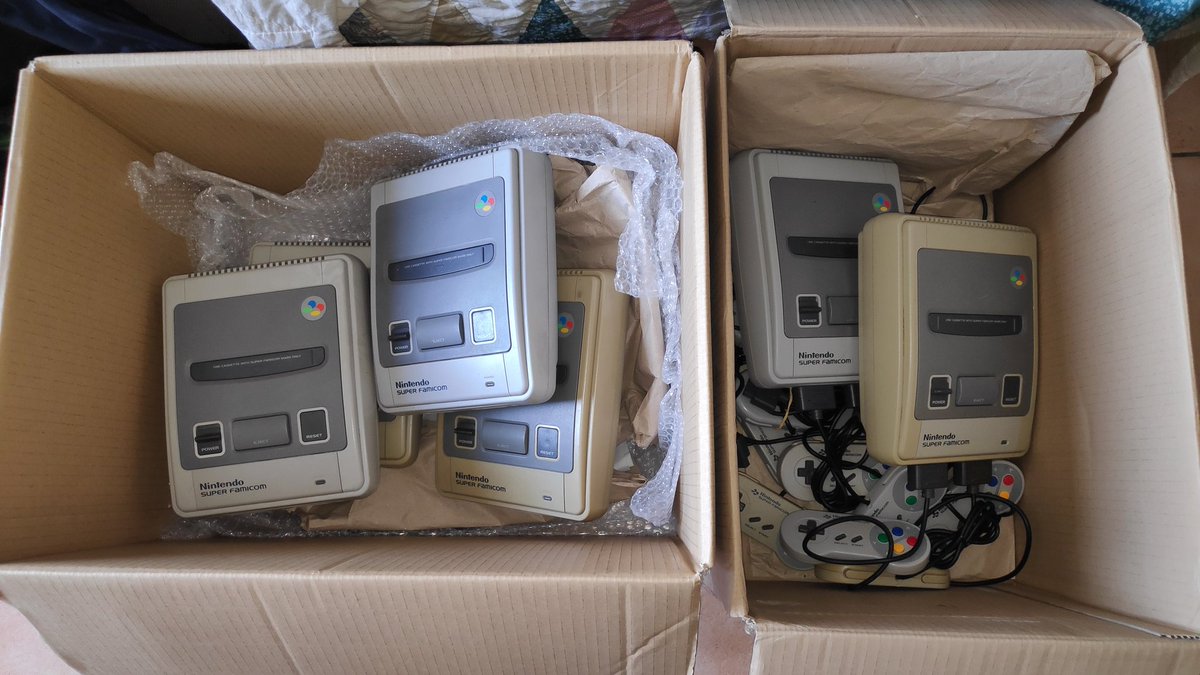 RBazook's tweet photo. New Super Famicom sent by @DEJAPAN_Global! 

So cool to get into it again. Thanks. https://t.co/8CsbfbxQeH