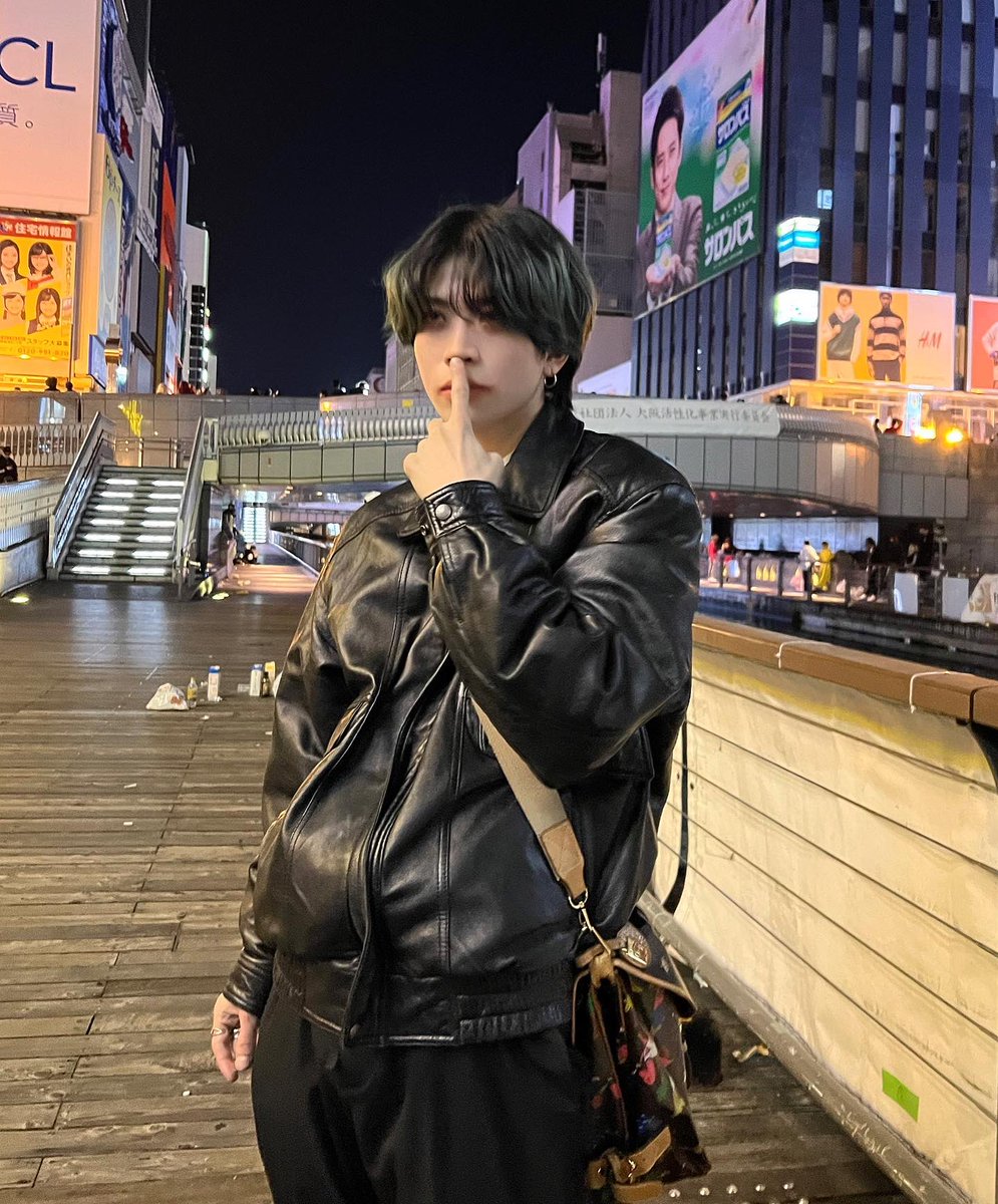 朝3時半くらいに行ったら人さんが少なくてまだ落ち着いてた👌🏻
めちゃくちゃメイク落ちてるけどなんの仮装かわかる人おるんかな、これ。