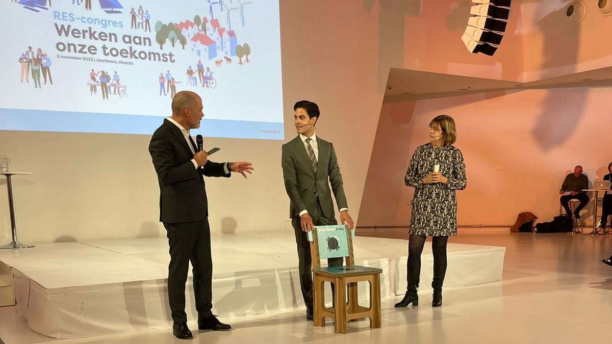 np_res's tweet photo. #rescongres #klimaatweek De #toekomststoel geeft de noodzaak weer van de verbeelding van het voorouderschap. Ruben biedt hem aan @MinisterKenE Rob Jetten om mee te nemen naar de ministerraad. https://t.co/SDz1LrvchB