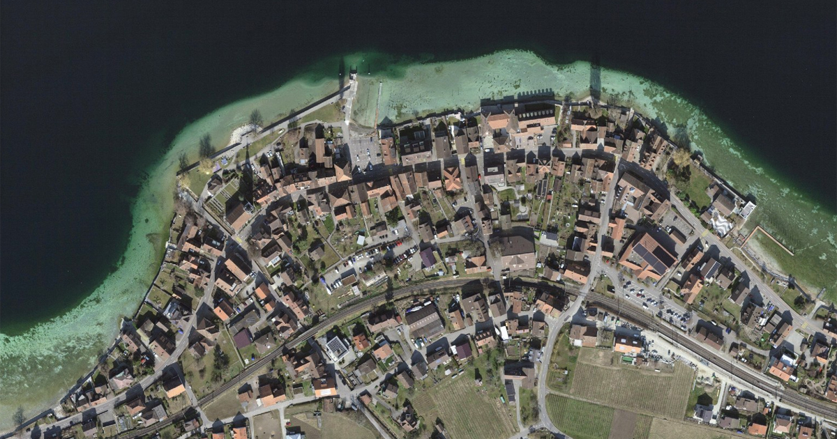 swisstopo's tweet photo. Erkennen Sie dieses Städtchen? 
Neue #SWISSIMAGE #Luftbilder aus #2022 mit 10cm Auflösung sind jetzt für den Nordosten der Schweiz (Kantone SH und TG) verfügbar: https://t.co/C7LfoBnpfO

#orthophoto #swisstopo https://t.co/Oy0hsDGvm0