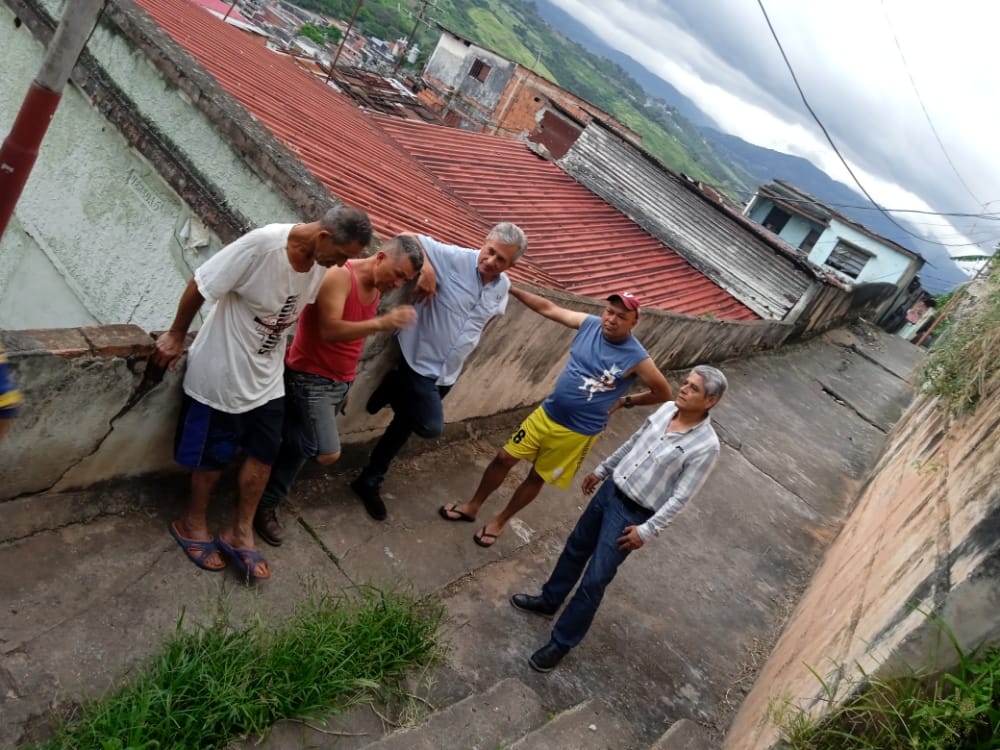 tachiraprimero's tweet photo. #Nov01 Continuando con el trabajo de visita a las Comunidades nuestro S. de O. @heribertoLabrad visito el Sector Las Margaritas Parroquia La Concordia visualizando la grave situación que vive esta comunidad en el deterioro de sus casas por deslizamientos de tierra. https://t.co/vxQdEqL2jR