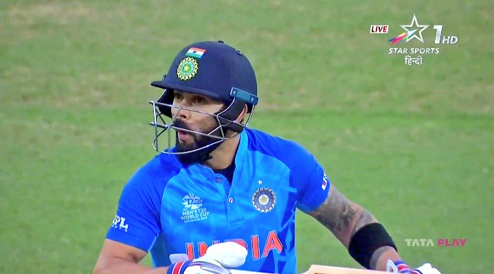 Gajal_Dalmia's tweet photo. Kohli's reaction to KL Rahul's klassy shots was entirely my reaction at that time. 😩🥵 #INDvsBAN https://t.co/iOxPpUp5QY