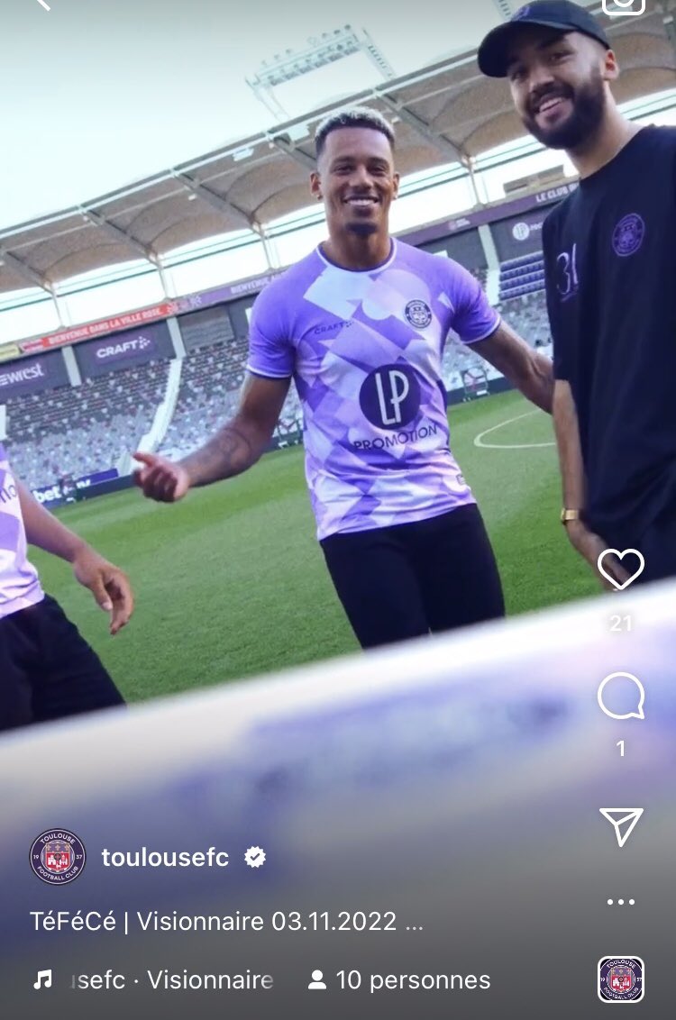 monptitef's tweet image. 🚨 Voici le nouveau maillot third du @ToulouseFC !

🧐 Une note sur /10 ?