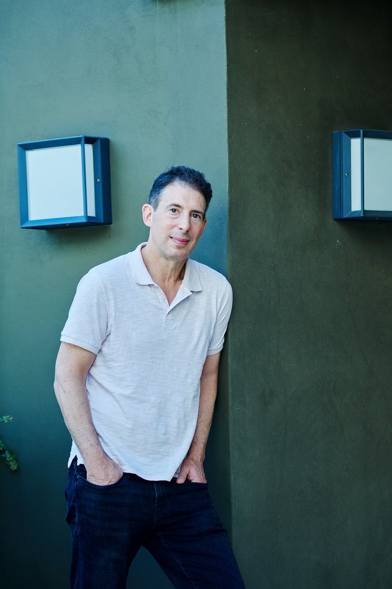 #MIRALLS | <a href="/jotaemi/">João França (@jotaemi@mastodon.social)</a> entrevista al sociòleg <a href="/EricKlinenberg/">Eric Klinenberg</a>: “Ara és més fàcil per la gent renunciar al fet col·lectiu i preocupar-se només per ella mateixa i el seu grup”.
 
📷 Fotografies de @mallachphoto

▶️ directa.cat/inventar-la-bi…
#Directa556