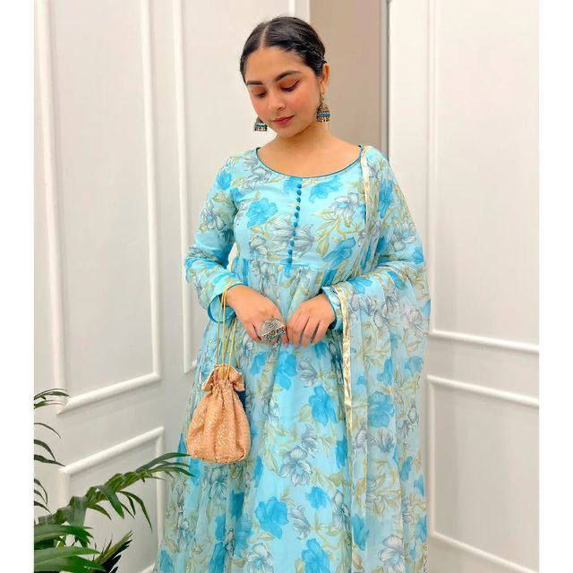 nsngtextileshub's tweet image. #Anarkali Gown 🌸😍
 Material #Georgette
Complete #linning
#Floral print
Flare 3.5 inches 
Length 50"+

Size M-38 L-40 Xl-42 XXL-44