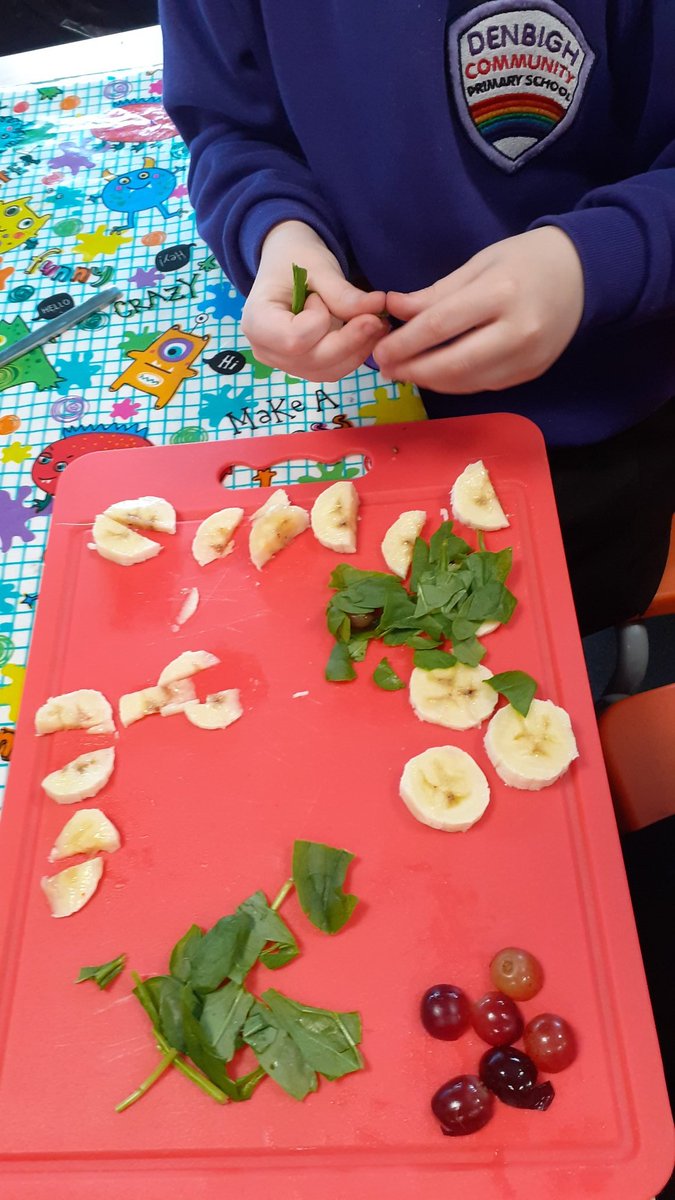 phunkytyneside's tweet photo. Super smoothie making with Year 1 @denbighcps. We learnt the bridge cutting method and great skills were on show. Well done everyone 👏  
#PhunkyFoods 
#InspiringHealthyKids 
#InspiringHealthyFutures https://t.co/m08KPXTEse