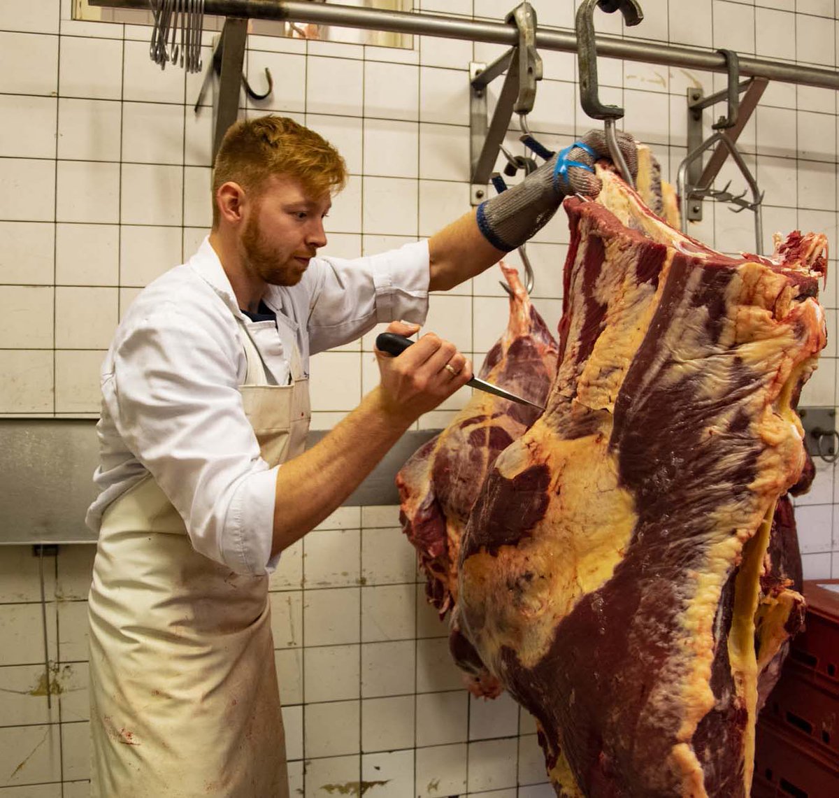 SlagersV's tweet image. 'HET IS HIER IEDERE MAAND NOVEMBER-SLACHTMAAND’

Bij slagerij Van den Heuvel in Werkendam is het tegenwoordig iedere maand november slachtmaand, zegt Cees van den Heuvel. “De mensen leggen weer een voorraad in de vriezer.”

slagersvak.biz/nl/nieuws/02-1…