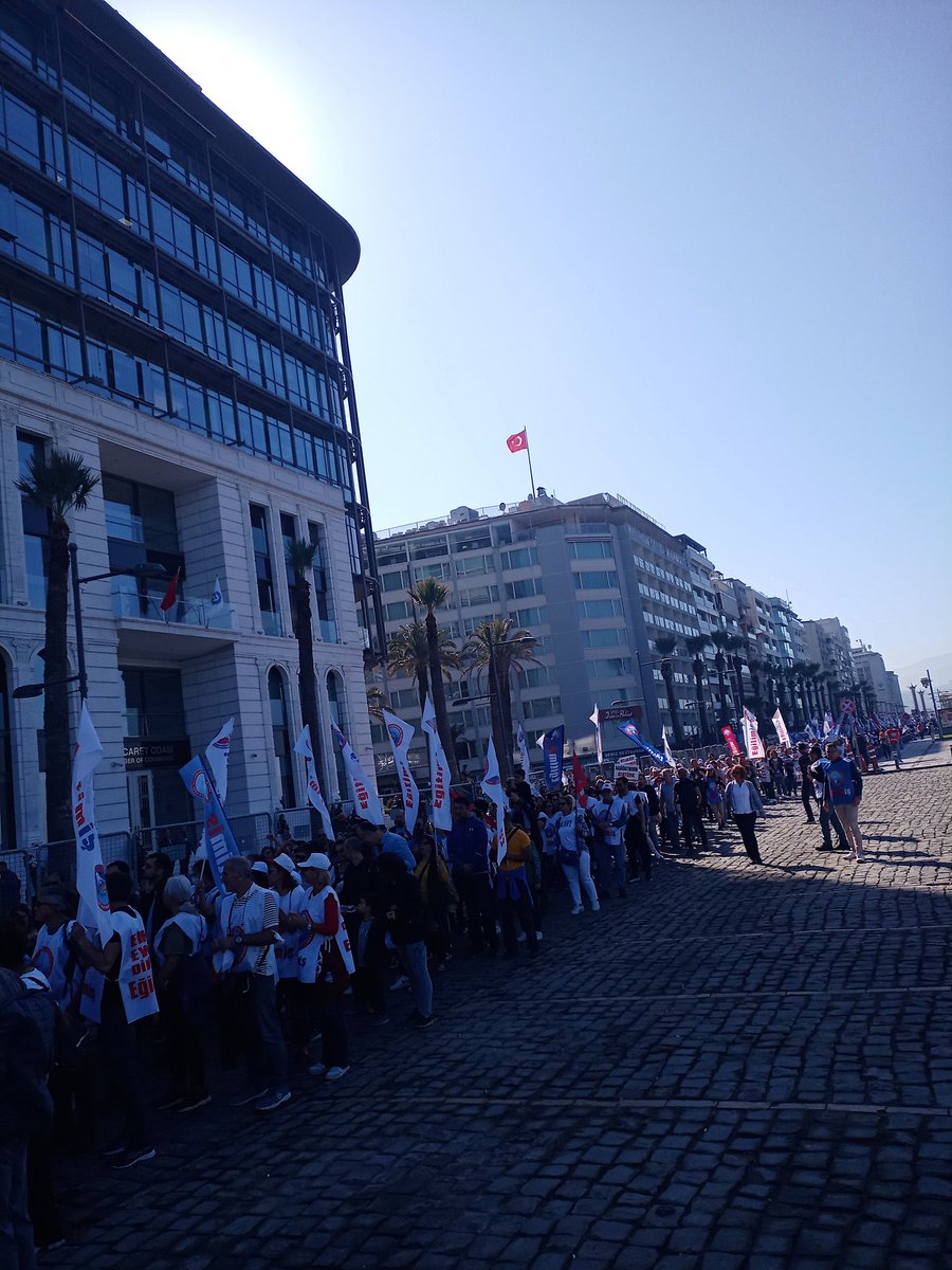 Serhat3561's tweet photo. #öğretmeneylemde İZMİR den selam! https://t.co/pdw3YUDygb