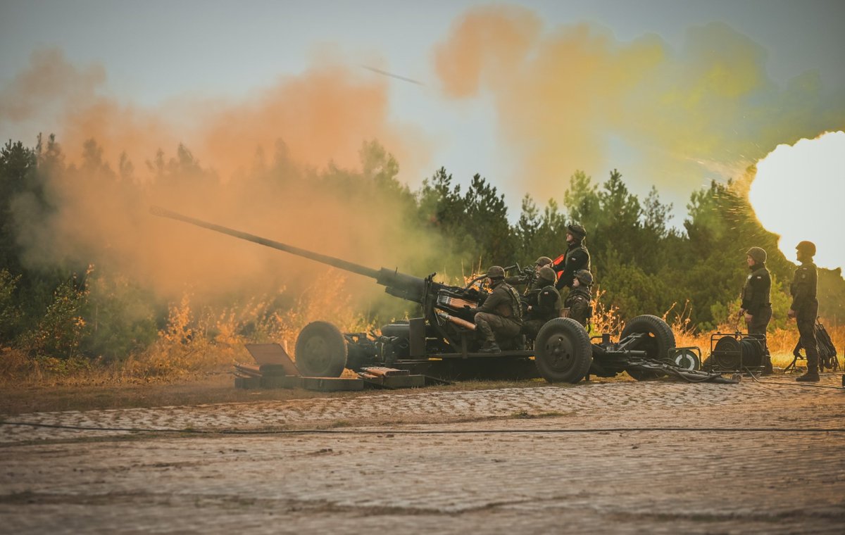 DGeneralneRSZ's tweet image. Jesienne #szkolenie poligonowe #9DywizjonuPrzeciwlotniczego oraz #43BatalionuSaperów. Zadania szkoleniowe prowadzone w różnorodnych warunkach terenowych i atmosferycznych, zarówno w dzień jak i w nocy, realizowane były na terenie Centralnego Poligonu Sił Powietrznych w Ustce.