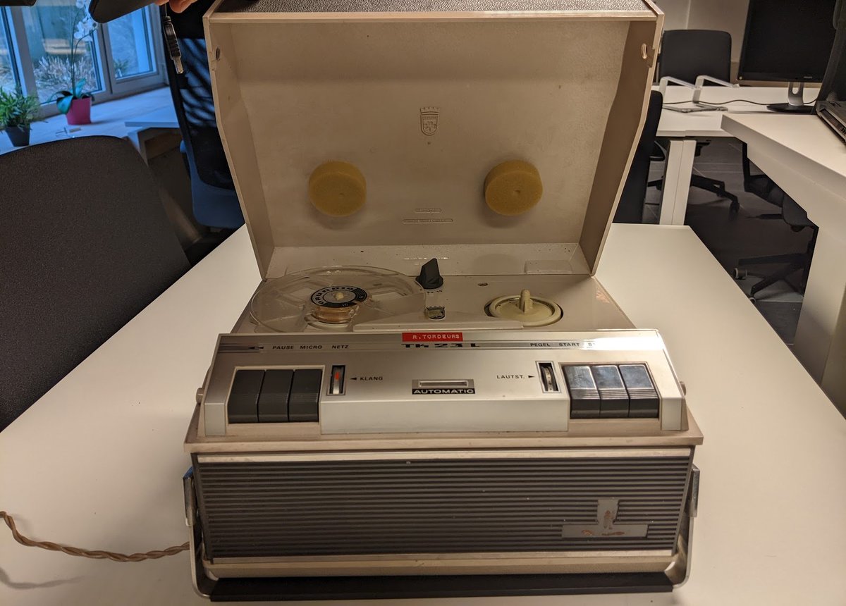 oploader's tweet photo. We (@meemoo_be) are selling old AV stuff, players, cameras, tapes and casettes, we can ship if needed. Sony U-Matic VCR (PAL) and PHILIPS VCR N1501 x2. GRUNDIG TK23L, Hencot H67B). DM me for more info. Full list: https://t.co/Jyag54wLco https://t.co/QakB0rLyAp