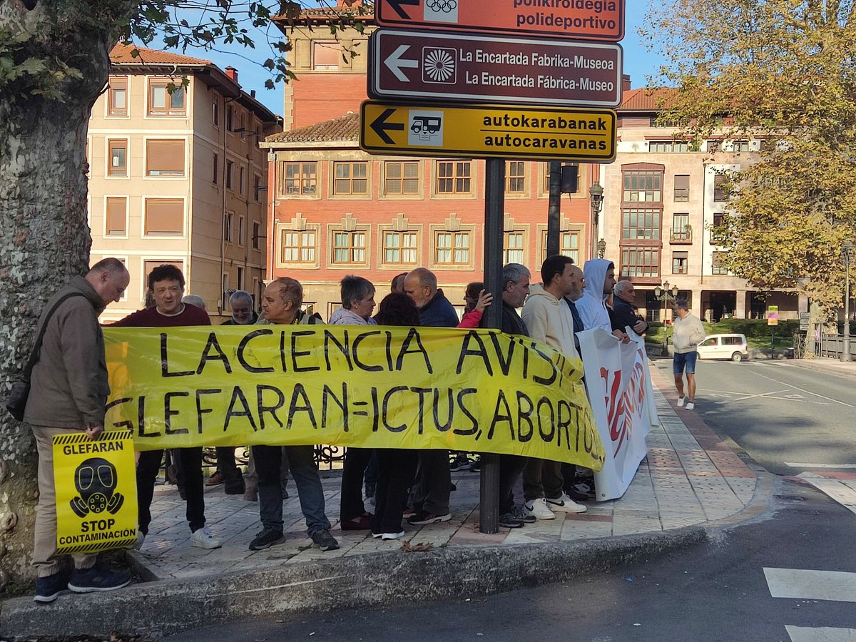 EneritzAhalDugu's tweet photo. Hoy hemos acudido al Juzgado de Balmaseda para apoyar a los compañeros de @BiziaGuenes en el juicio por falsedad documental contra la empresa contaminante #glefaran 💪Animo con la lucha!! https://t.co/ZxkmEXRRIC