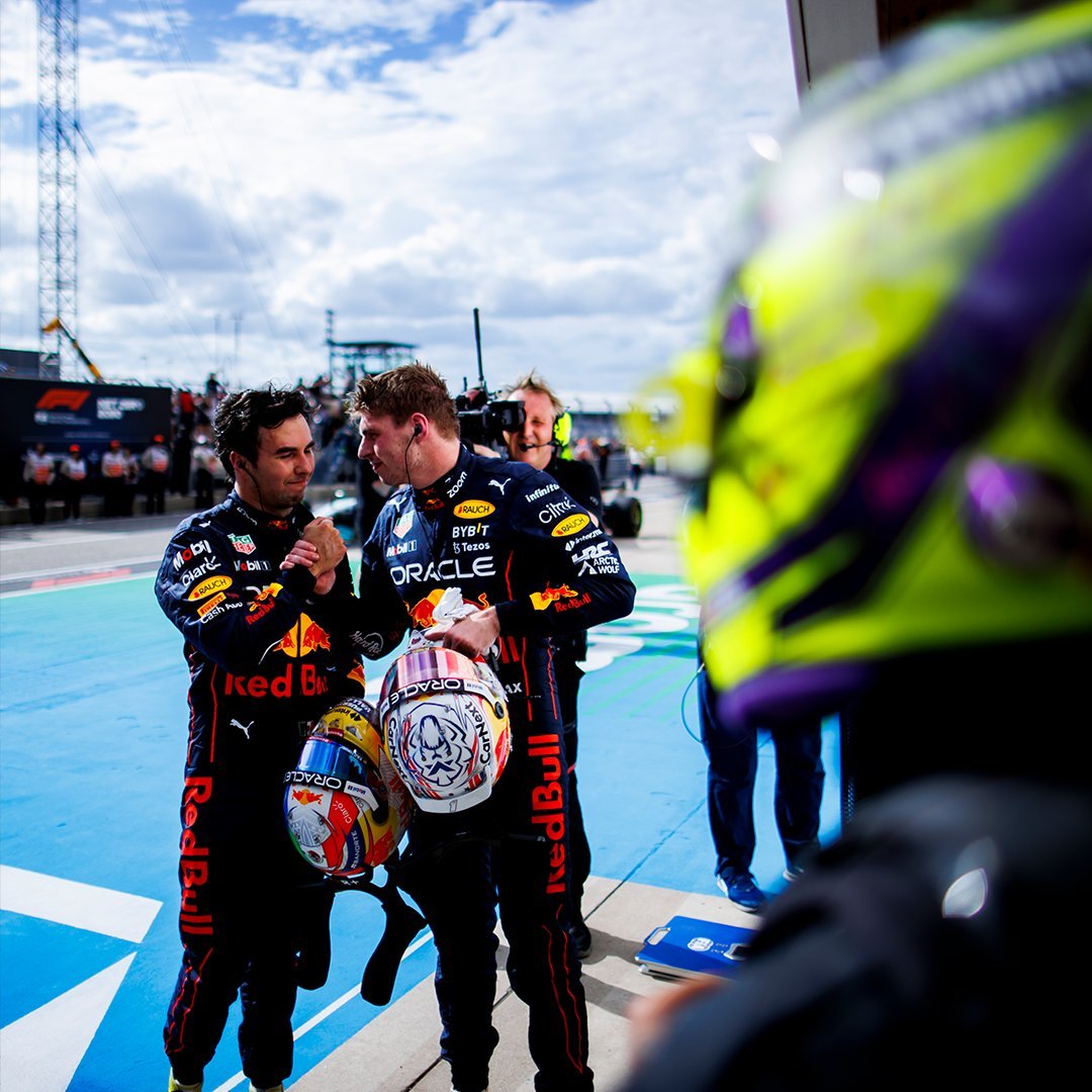 AuRupteur's tweet image. 📸 Cette photo partagée par Red Bull est juste superbe visuellement &amp;amp; symboliquement.

L'union des pilotes Red Bull sous le regard de Lewis Hamilton qui bosse comme un dingue car il ne restera pas témoin des performances de l'écurie autrichienne.

2023 : espérons que tu assures !