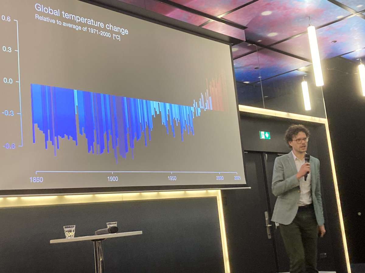 LennertGoemans's tweet photo. Collega Roel Niessen houdt een bevlogen verhaal over het belang van de energietransitie en de manier waarop we daaraan nu werken met het nationaal plan energiesysteem. #rescongres https://t.co/vU2L8v6ueB