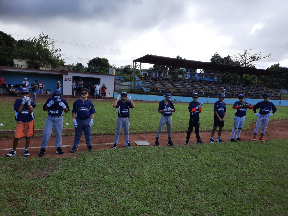 SanchezDoraida's tweet photo. Equipo de béisbol de la categoría 11 - 12 de #Moa. Los encontramos durante una visita a las instalaciones deportivas. Allí estaban con su entrenador, muy contentos de contar con sus nuevos trajes e implementos, cortesía de NIRINT, 
#Holguin
#Cuba https://t.co/cm7IQ5MgDy