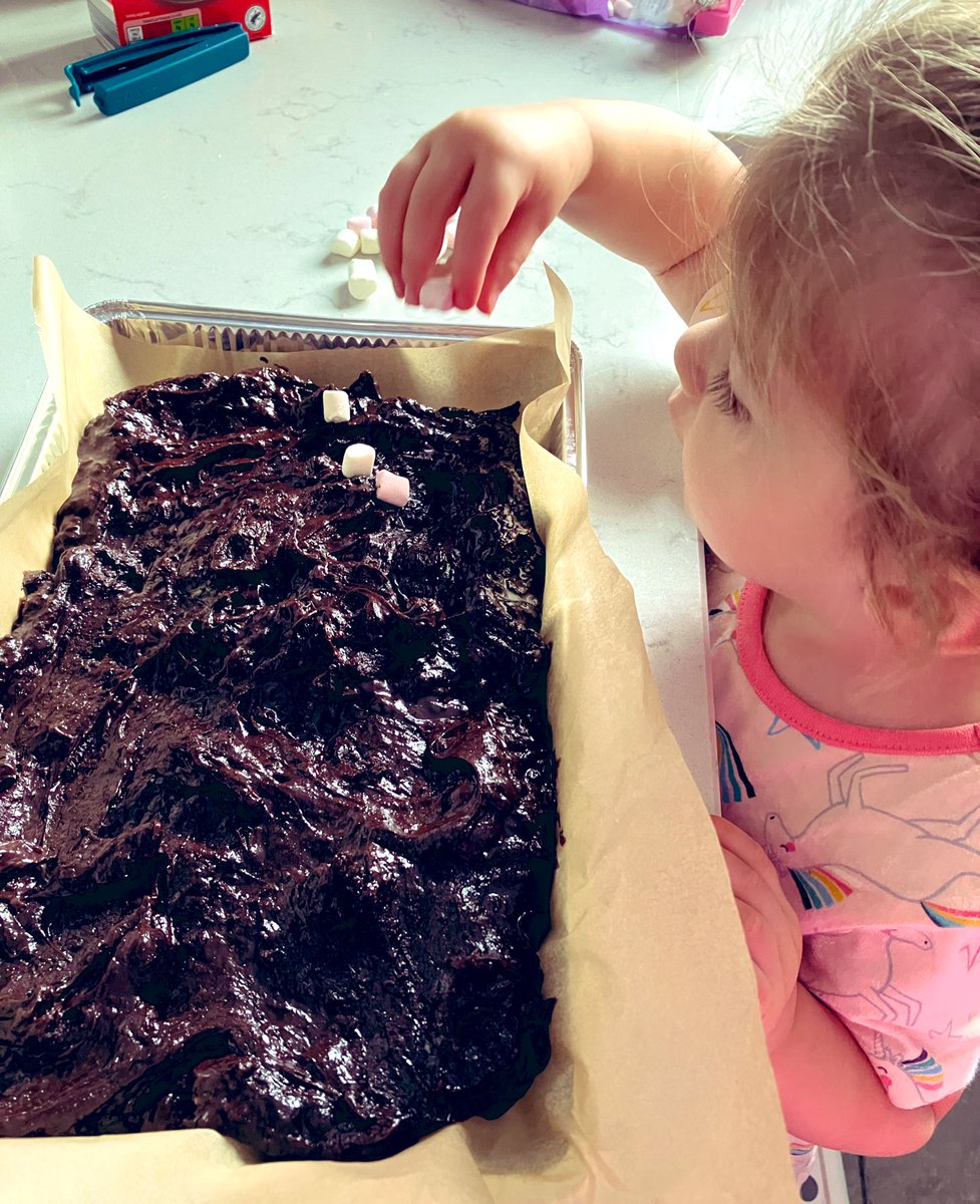 beckycheets's tweet photo. Spending maternity making brownies with Olivia Willow 🖤 #maternity #twounder3 https://t.co/dCSYZUEsM1