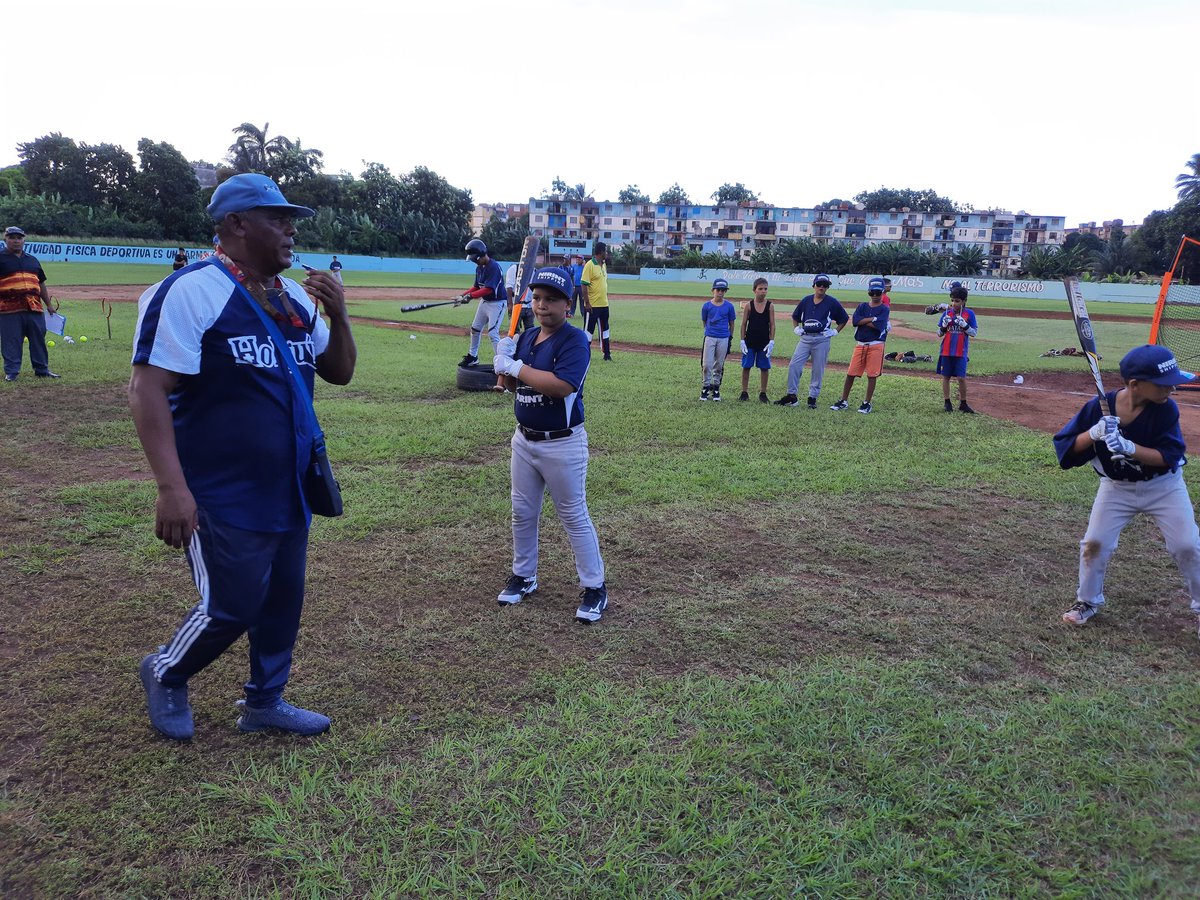 SanchezDoraida's tweet photo. Equipo de béisbol de la categoría 11 - 12 de #Moa. Los encontramos durante una visita a las instalaciones deportivas. Allí estaban con su entrenador, muy contentos de contar con sus nuevos trajes e implementos, cortesía de NIRINT, 
#Holguin
#Cuba https://t.co/cm7IQ5MgDy