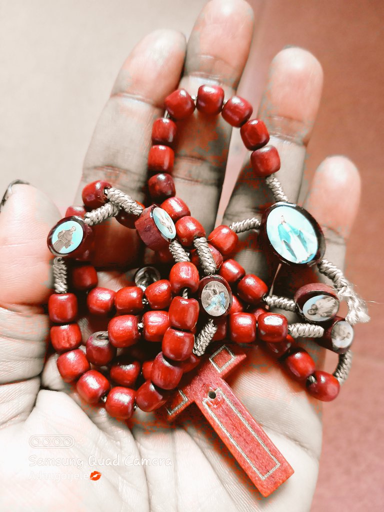 JustAdaugoijele's tweet photo. In times of darkness,holding the Rosary is like holding our Blessed Mother's Hand." https://t.co/jK48LL2JQJ