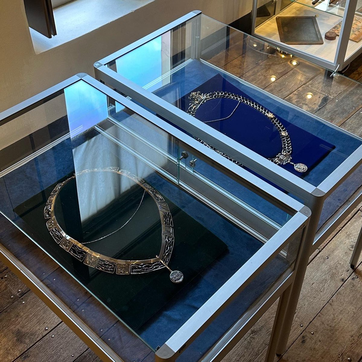 Nu te zien in <a href="/MuseumStadApdam/">MuseumStadAppingedam</a> de #ambtsketens van de voormalige gemeenten in <a href="/Eemsdelta/">Gemeente Eemsdelta</a> o.a. #Loppersum, #Appingedam, #Delfzijl #Middelstum en #Termunten