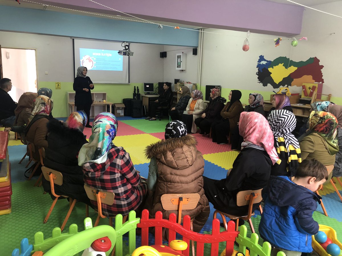 Psikolojik Danışmanımız Elif IŞIK tarafından Velilerimize “Aile İçi İletişim” semineri verilmiştir. Katılan velilerimize ve öğretmenimize teşekkür ederiz 🌺