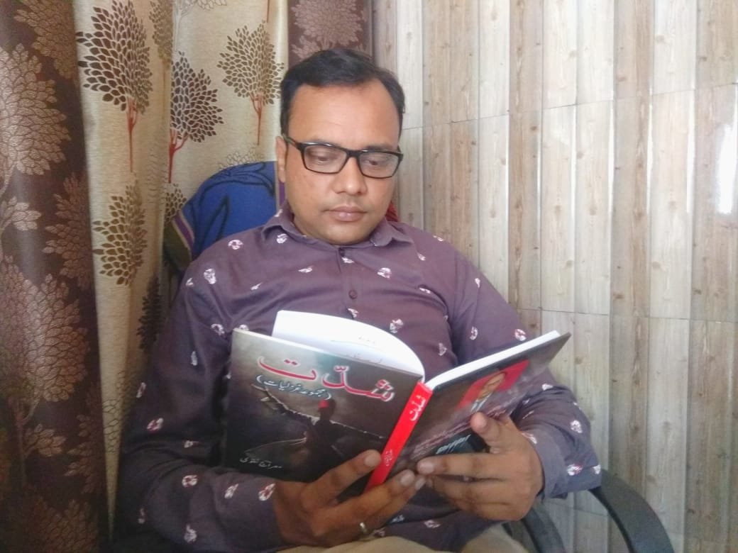 Kavya_Ras's tweet photo. इश्क़ का एक ख़्वाब जो आया था चश्मे मीर में
यासीयत रक्खी गई उस ख़्वाब की ताबीर में

इबतदा-ए-इश्क़ में तूने जो पहनाई मुझे 
तेरा वहशी क़ैद है अब भी उसी ज़ंजीर में 

~ मेराज नक़वी✍️
@MerajNaqvii

#NaujavanShayer #Shair https://t.co/RNsL78kqAu