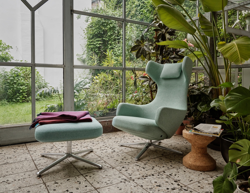 The Grand Repos wing chair by #AntonioCitterio offers exceptional comfort, particularly when paired with the Ottoman. The synchronised mechanism concealed beneath the upholstery supports the user at every angle of inclination.

vitra.com/product/repos-… 

#Vitra #HomeStories