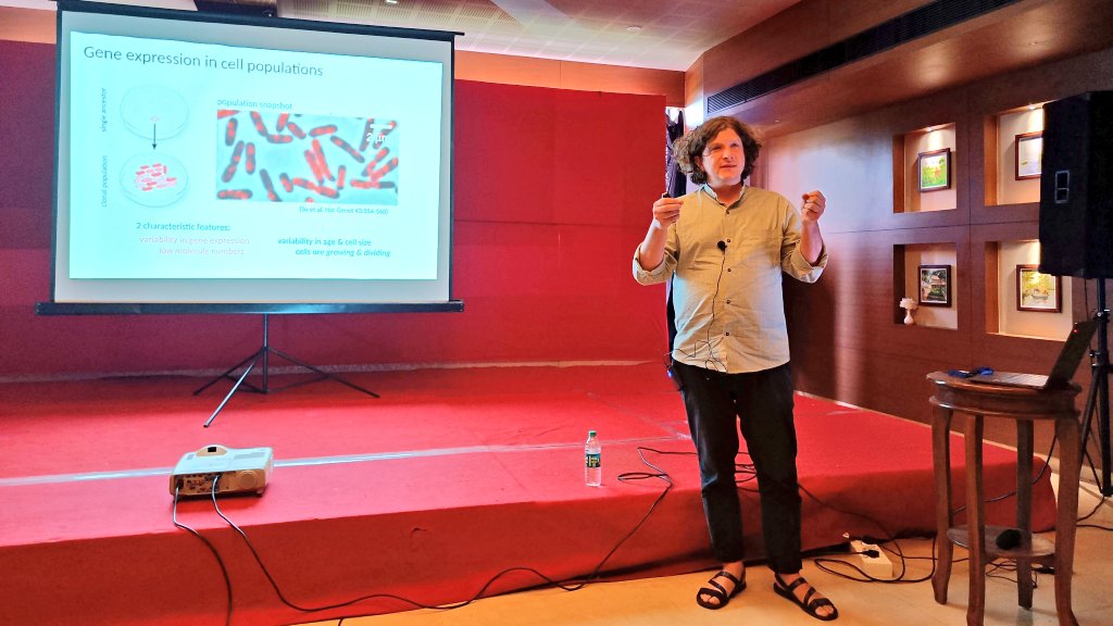 NCBStheory's tweet photo. The next two sessions for Day 2 of #CLD2022 included some excellent talks by:

- @ArjunGuha1
- @semrau_stefan
- @shaon_chak
- #PhilippThomas

On a variety of topics ranging from cellular #lineages, #differentiation, plasticity, single cell molecules &amp; stochastic #gene expression! https://t.co/HZNgZiccGP