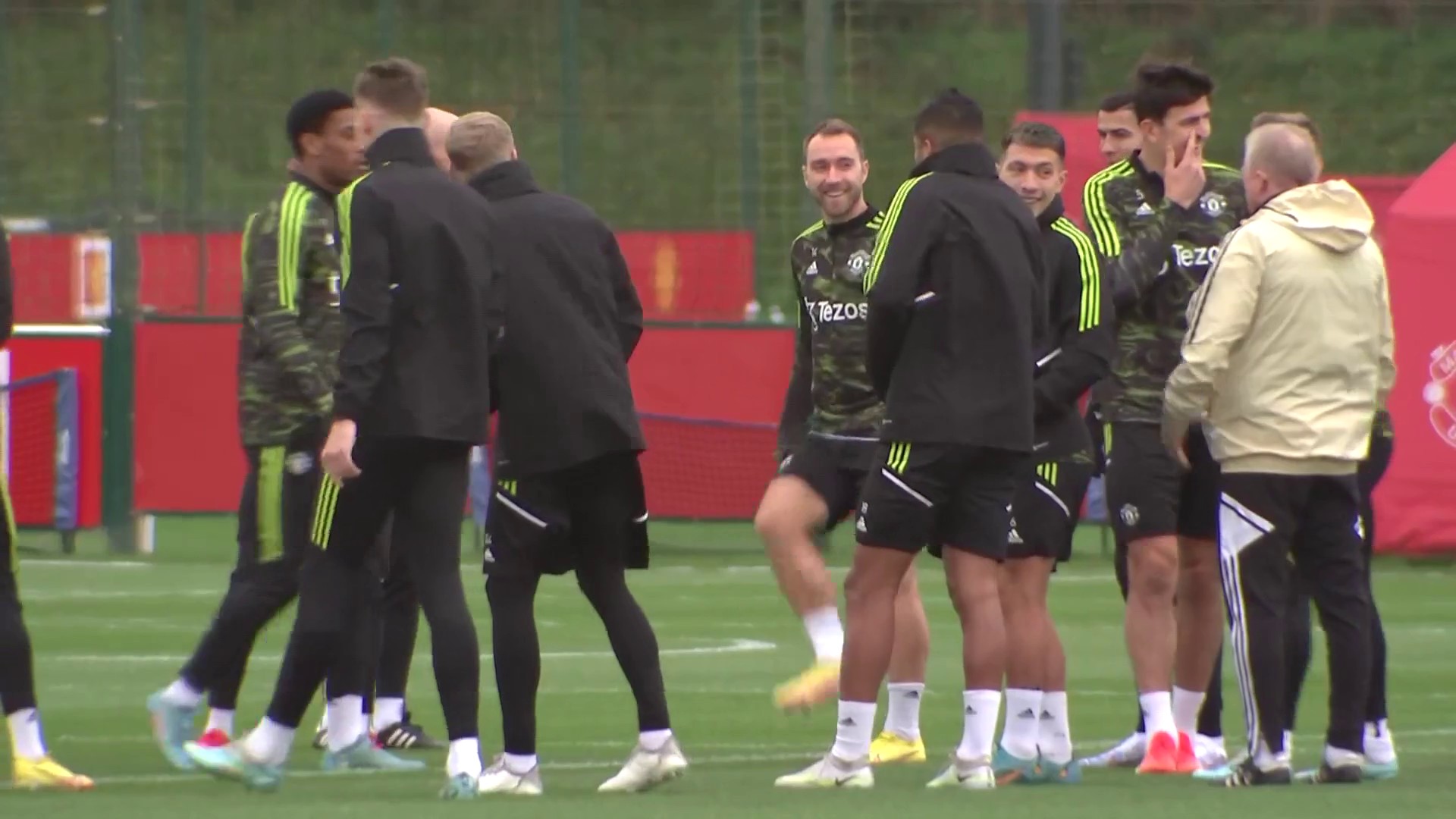 mufcmpb on Twitter "Scott McTominay takes Alejandro Garnacho’s hat