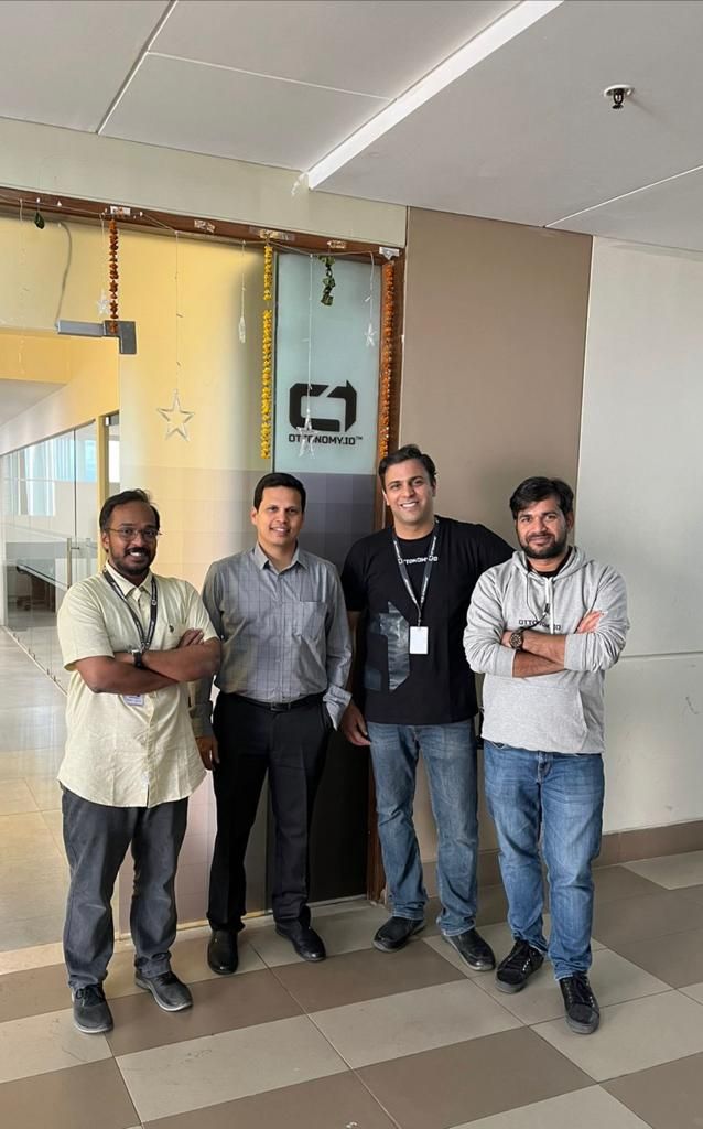 Ottonomy_IO's tweet image. #Inventors #Investors #Engineers &amp;amp; #Robots Thats how the day was @ #OttonomyIO #India 🇮🇳 #office #robotdelivers #team #Ottobots2_0 @piventures #RoopanAulakh #AkhilAndasu #MilanMichael #SateeshKorupolu #MilanRoy #KhilanandJoshi  @montyume @hardik_sharma @kvnpradyot @RitukarVJ