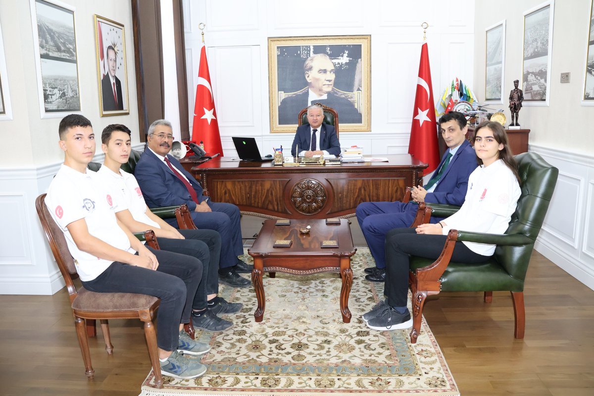 cankayagov's tweet photo. Kaymakamımız @DuruMurat1971, Amerika Birleşik Devletleri'nde düzenlenen Dünya Liseler Arası Robot Yarışması'nda ülkemizi temsil edecek olan Anka Robot Takımı'nı, Türk Telekom MTAL Müdürü Yaşar Arı ve Elektrik Elktronik Öğretmeni Adem Beker ile birlikte makamında kabul etti. https://t.co/fN4FQ5q3QG