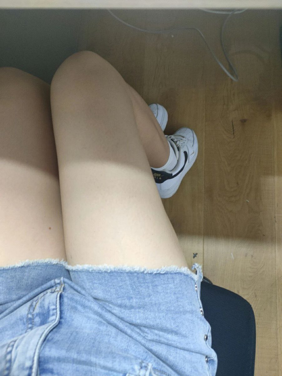 JulieMo80950346's tweet photo. 美腿是形容��性美丽、性感、修长的腿形美。美腿可以分为晶莹剔透的大腿美、白璧无瑕的小腿美、细微的美足、健康明朗的腿形美。美腿上的丝袜，说是穿在女人身上，但却深深的穿在男人的心里。美腿下高跟鞋，那是夏天动人的风景，让男人诱惑不止，奋斗不止。#美腿 #出轨 #绿帽  #骚浪 #反差 #骚货  #后入 https://t.co/yrvCKVWftd