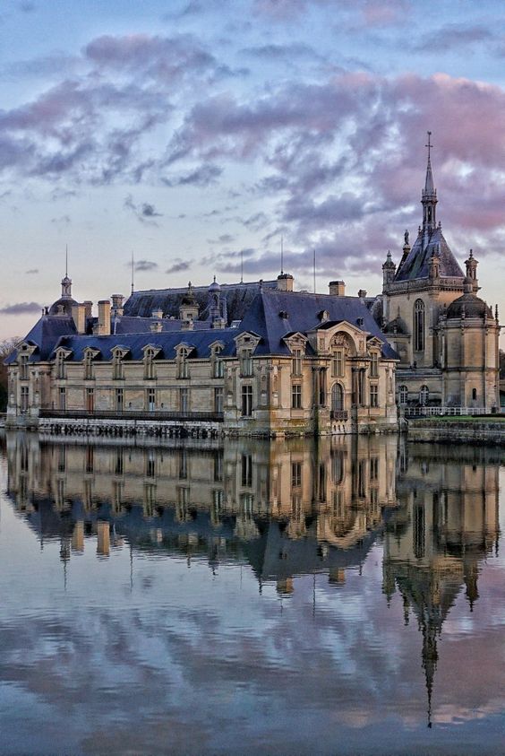 🇫🇷Direction le <a href="/CdeChantilly/">Château de Chantilly</a>! Il est une reconstruction du XIXe siècle pour l'avant-dernier fils du roi Louis-Philippe Ier, Henri d'Orléans, duc d'Aumale, héritier du domaine, qui y installe ses collections de #peintures, de #dessins et de #livres anciens. #patrimoine #dartagnans