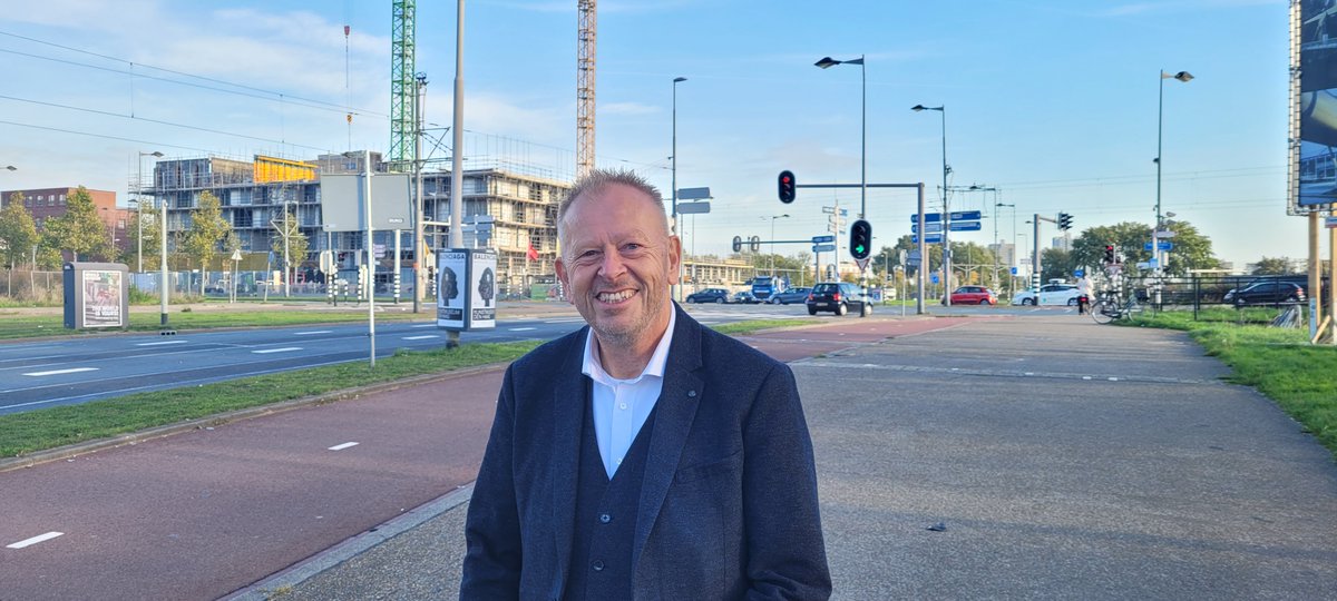 De #Roseknoop is een groot project voor #Rotterdam. "De gemeente probeert er alles aan te doen om hinder te beperken", zegt projectmanager Ronald Wagter. Hij vertelt over zijn rol en de uitdagingen van de Roseknoop. bit.ly/3NzjzwE #RenovatieRoseknoop <a href="/rotterdam/">Gemeente Rotterdam</a>