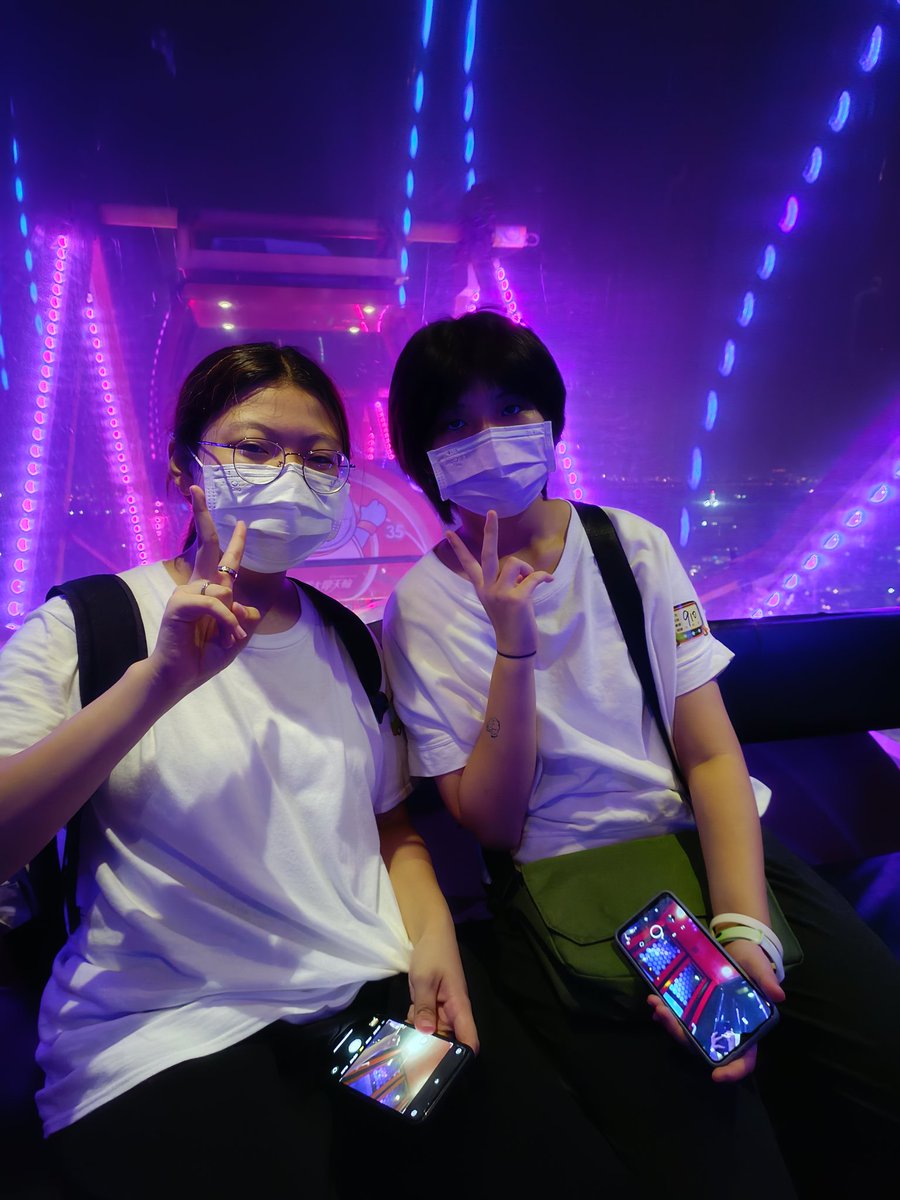 mandy60328's tweet photo. 畢旅的摩天輪美景，幫同學拍張照照 https://t.co/ujSDYc7Y6b