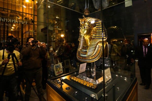 ⭕️ King Tut Died Long Ago, but the Debate About His Tomb Rages On Maybe the walls are disguising the undiscovered burial chamber of Nefertiti. Or “maybe it’s Al Capone’s safe.” ℹ️ nytimes.com/2022/10/30/sci…