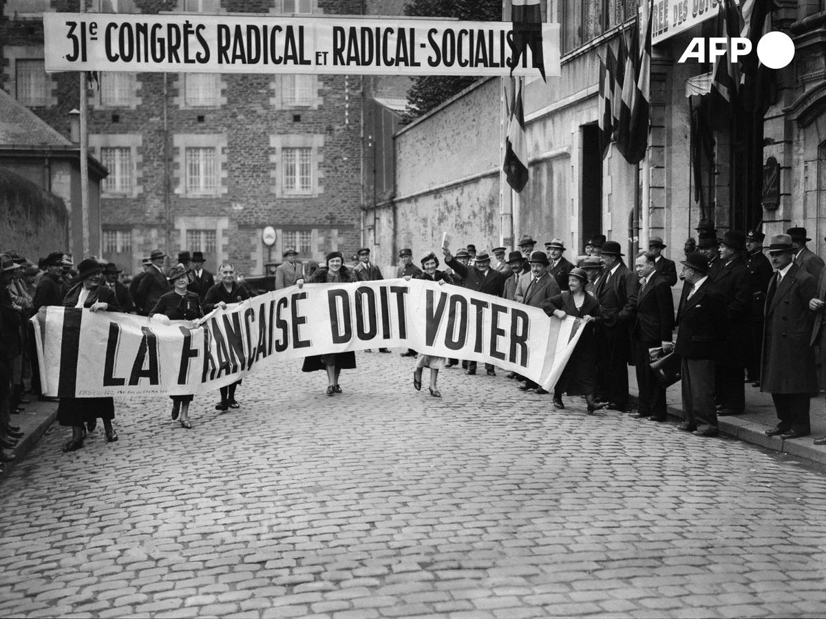 AFPcom's tweet photo. ♀️ Les « suffragettes » immortalisées par l'#AFP : un tirage argentique unique à retrouver en vente ce samedi 5 novembre à #ElliaArtGallery et sur le site @Drouot 👉 https://t.co/29PecE98ba
❓ Participer à la vente aux enchères : https://t.co/L6b5jYAKZJ

#photographie #AFPAuction https://t.co/uX8ub4oaRD