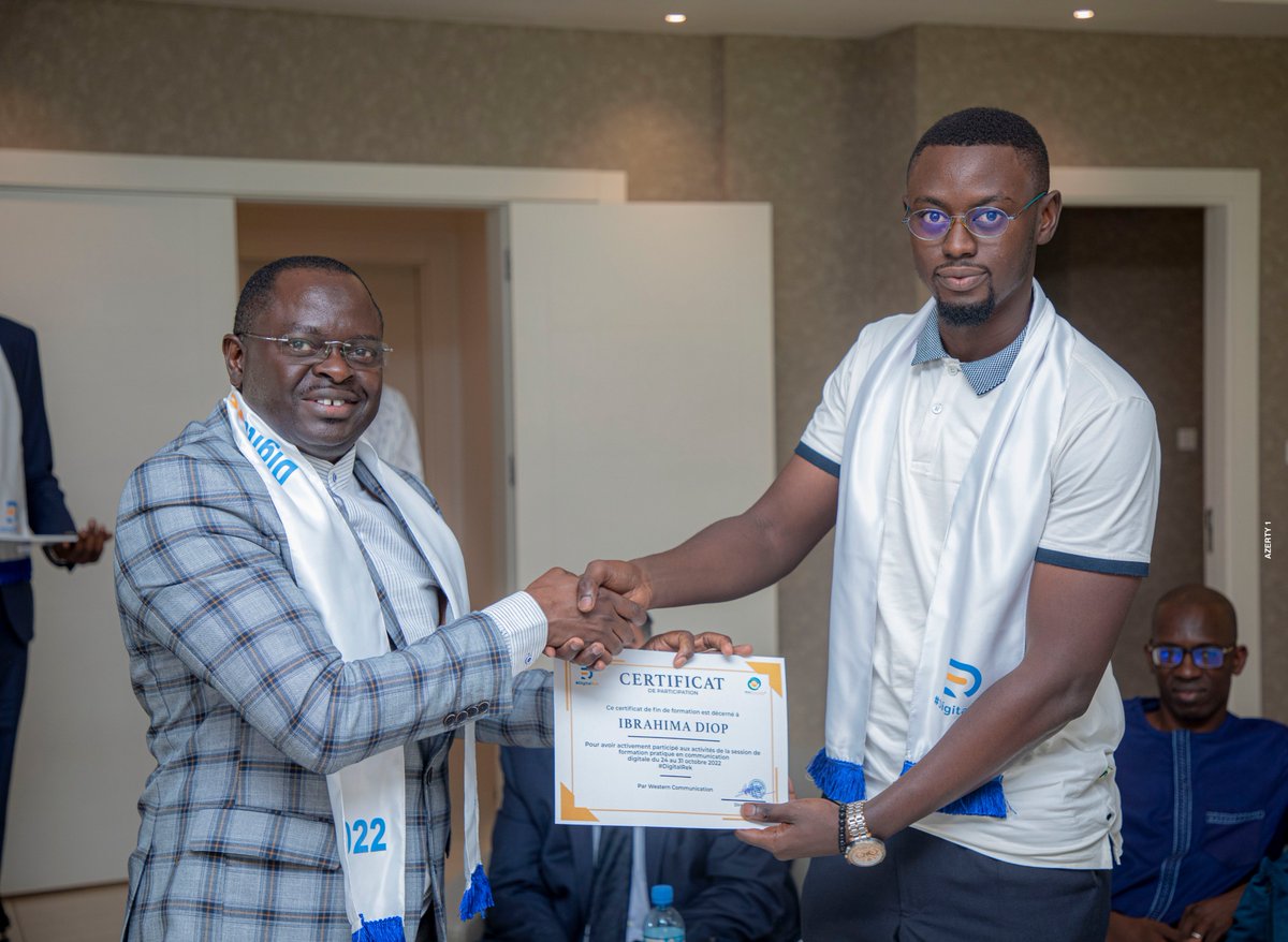 ✅ #DigitalRek 

M. Ibrahima Diop recevant son certificat des mains de M. Ousmane Thiongane, Conseiller Spécial du Président 
<a href="/Macky_Sall/">Macky Sall</a>, responsable de la cellule de #CommunicationDigitale de la présidence de la république du Sénégal

<a href="/ousthiongane/">Ousmane Thiongane</a>
<a href="/boutiquesenegal/">Boutiquesenegal</a>
#kebetu