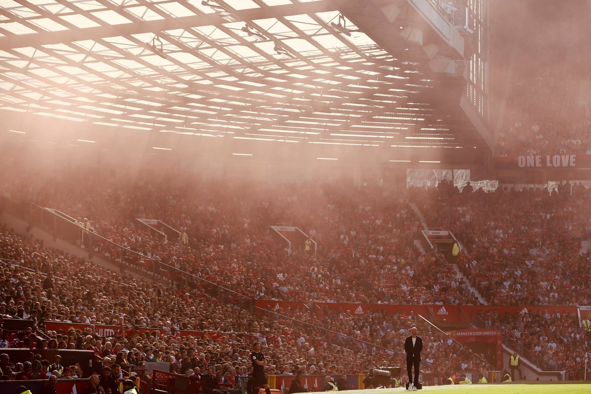 This is a powerful image. 

ETH holds court, centre stage amongst unequivocal support for him and his team.

Smoke rises up through the South Stand as a reminder United fans want the Glazers out! 

A powerful visual as to where we are as a club. 

#GlazersSellManUtd #GlazersOut