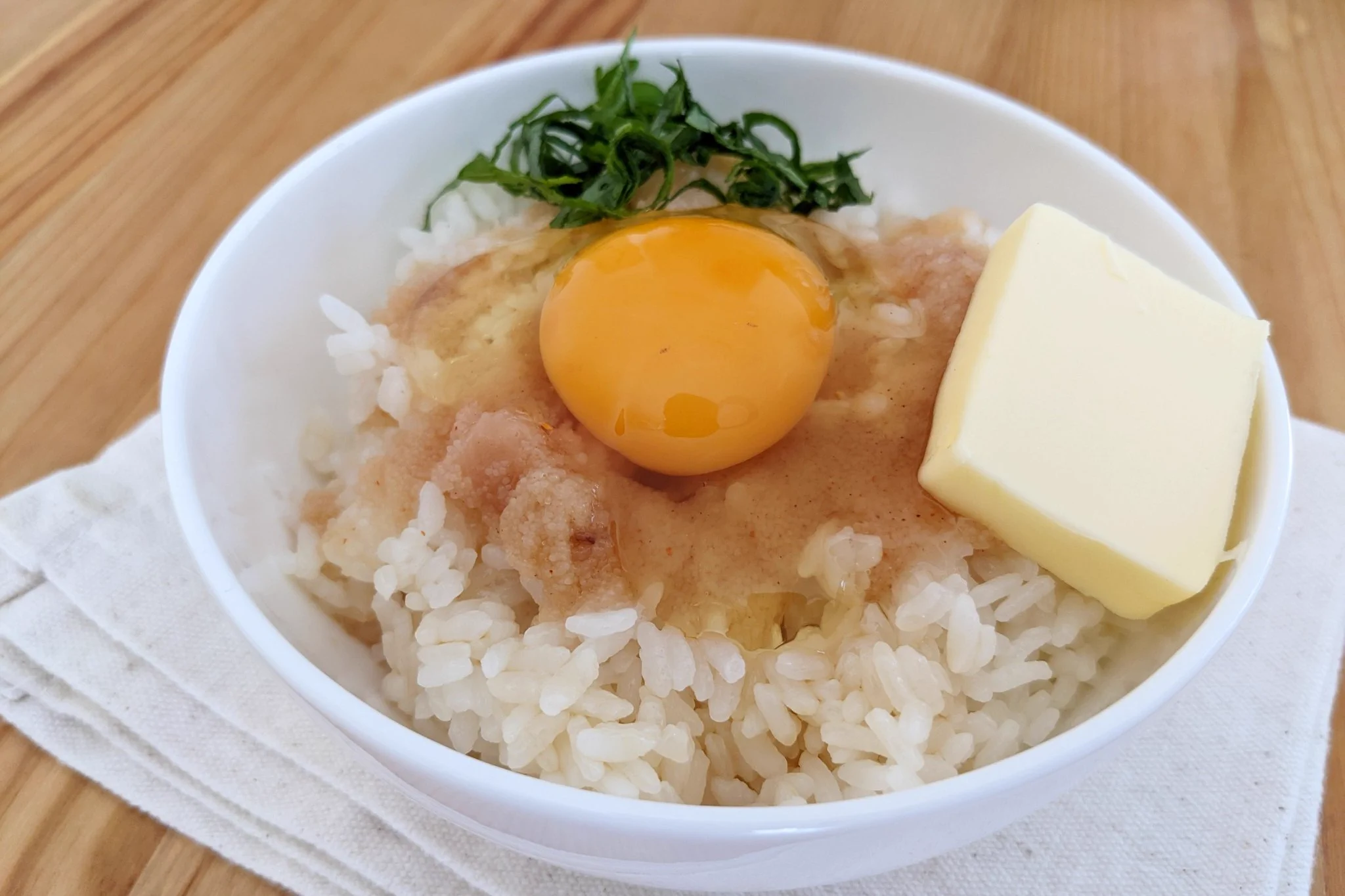 いつもと一味、いや二味違う！「めんたい出汁釜玉TKG」。