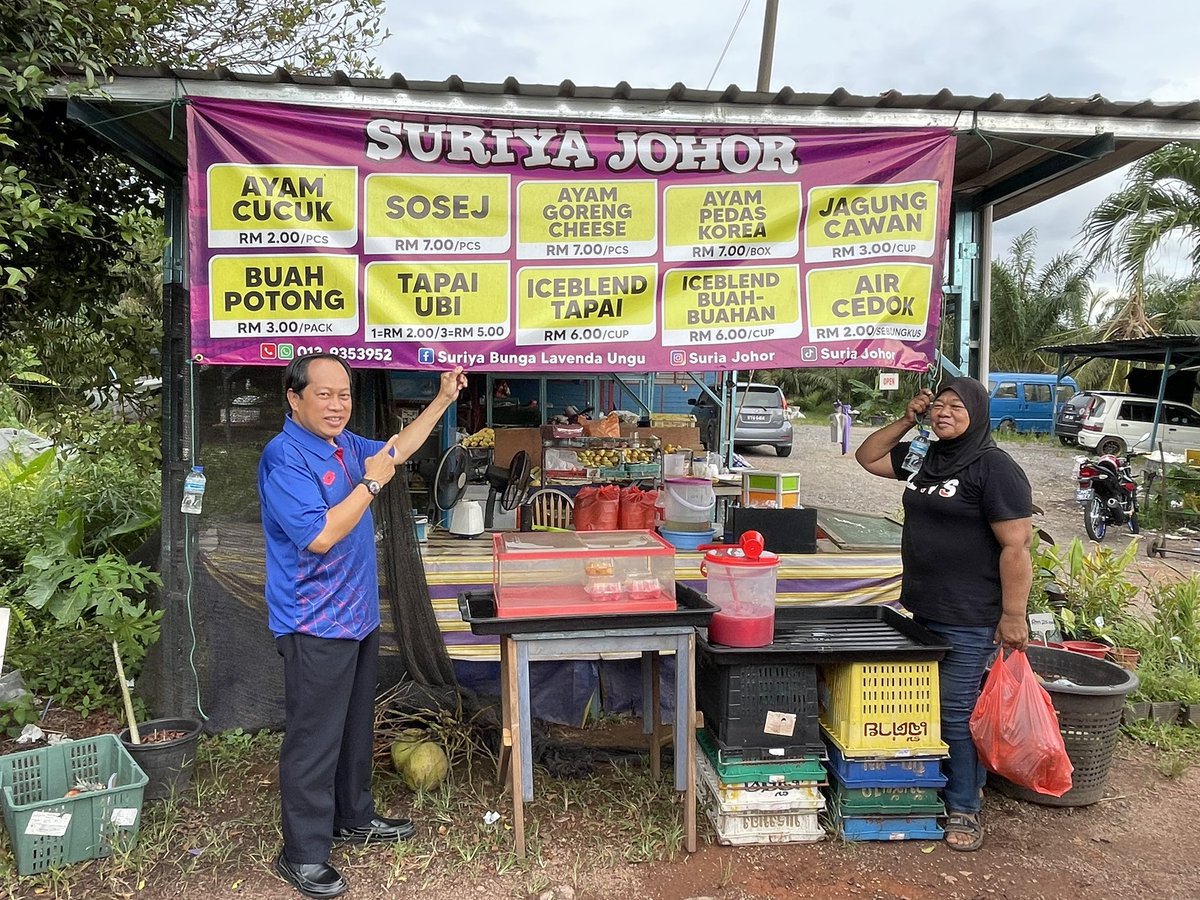 Gerai Mak Ton & Cik Suriya (seorng OKU). Di Jln besar Pt Ismail - Kpg Pt Jamal #Benut #Pontian Menjual pelbagai buah spt #Nanas MD2, nanas madu & mangga Saya singgah utk kesekian kalinya ptg 2/11/22 utk membeli bersama keluarga, isteri, anak & ibu mertua.