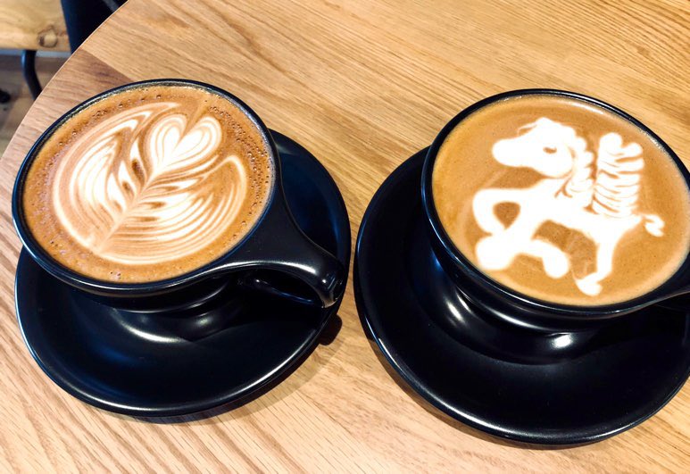 stackingnote's tweet photo. 先日、東京・野方のCOFFEE CHROMEへ行ってきました。
長らくバリスタとして各種ラテアート大会で受賞歴のあるオーナーさんのカフェ。
ラテもたっぷりサイズでお得感&満足感あり☕️
味もコスパも雰囲気も良し!な、こじんまりカフェです。
#COFFEECHROME
#カフェ巡り https://t.co/T4S3lnGDVL