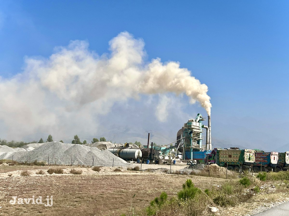 javidhussainjj's tweet image. پاراچنار کے روڈز اور سڑکیں وغیرہ تو بن جائیں گے مگر اس پلانٹ سے نکلنے والے خطرناک دھوئیں سے جو بیماریاں پھیل رہی ہیں پاراچنار کی سڑکیں دس بار مسمار اور تعمیر و مرمت ہو جائیں  گے مگر اس آلودگی سے بیمار ہونے والے مریض صحتیاب نہیں ہو سکیں گے 
#UNEnvironmentProgramme #ClimateChange