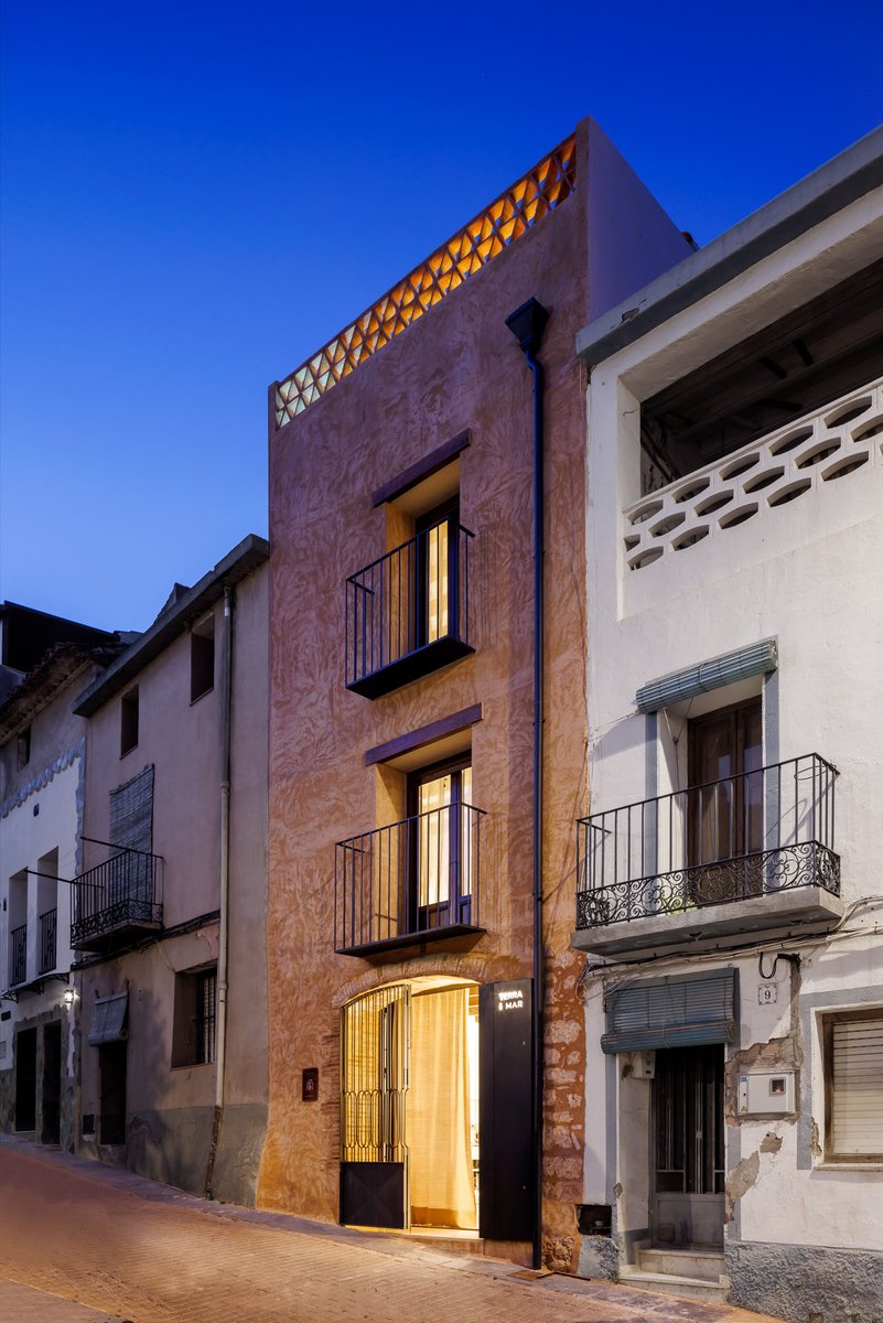 ArquitectosCTAC's tweet photo. #ARq_CS #arquitectesdeCastelló 📍 Casa Rural Terra i Mar, Cabanes 2022 📐 Aresta Arquitectura i Gestió SLP. La rehabilitació d'aquest habitatge pren com a elements conductors alguns dels elements modernistes existents a la casa i s'integren dins d'un disseny més contemporani. https://t.co/k8QREtt7ro