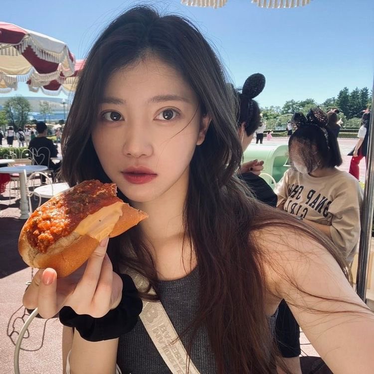 LUBEAOFFICIAL's tweet photo. Hey vulvas! I had a super yummy meal yesterday ☀️ miss you guys - [#CLARA🐮] https://t.co/bT2tGnv2FC
