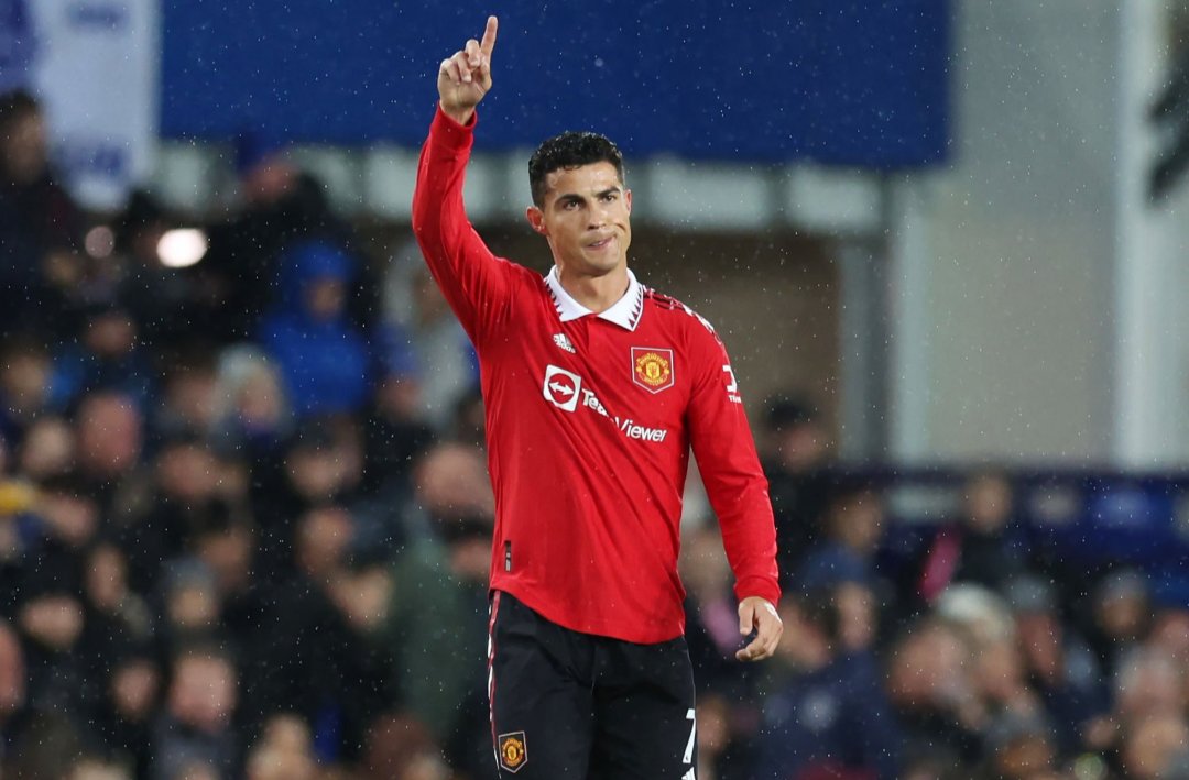 e7ernamente's tweet photo. Phil Foden ( jugador del Manchester City) : "Cristiano Ronaldo puede hacer todo lo que Messi hace en una cancha , pero Messi no puede hacer todo lo que hace Cristiano Ronaldo".

🙂🤫 https://t.co/fBgzkKGa6n
