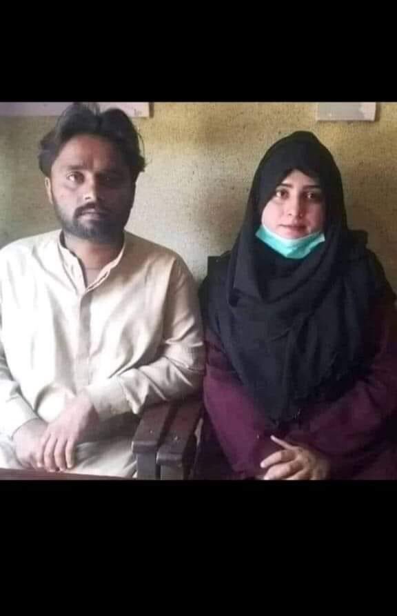 HamzaKhalidPK's tweet photo. لڑکی نے بتایا ہے کہ وہ آلو لیکر آرہی تھی ۔اچانک  شاپر پھٹ گیا اور آلو زمین پر گر گئے انہوں نے جب دیکھا تو دوڑ کر آۓ اور  آلو سمیٹ کر مجھے دے دیے  ۔  
آلو سمیٹتے ہوئے جب ایک دوسرے کو دیکھا تو دیکھتے ہی رہ گئے اور ایک دوسرے سے محبّت ہوگئی پھر ہم نے نکاح کر لیا " https://t.co/wqnTJOnahP